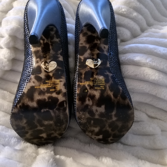 Betsey Johnson Blue Rhinstoned Stilletto Heels Wuth A Star Embellishment Size 10 - Picture 3 of 3
